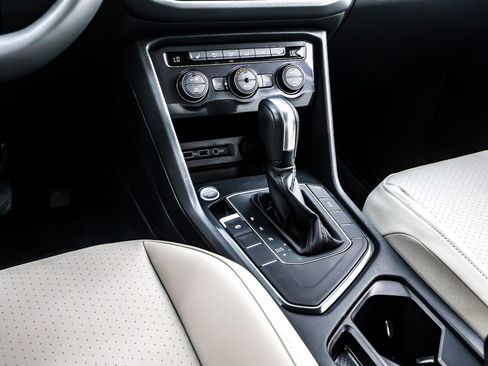 Used 2020 Volkswagen Tiguan SE image 6