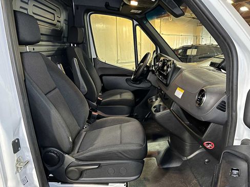 Used 2025 Mercedes-Benz Sprinter 2500 image 11