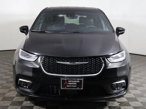 Used 2025 Chrysler Pacifica Select image 12