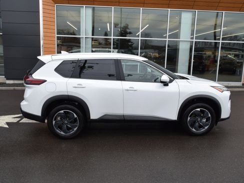 Used 2025 Nissan Rogue SV image 1