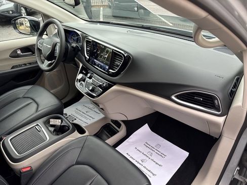 Used 2024 Chrysler Pacifica Touring-L image 27