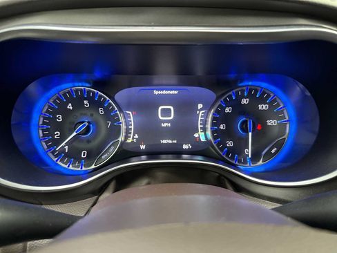 Used 2017 Chrysler Pacifica Touring-L Plus w/ Tire & Wheel Group FWD image 10