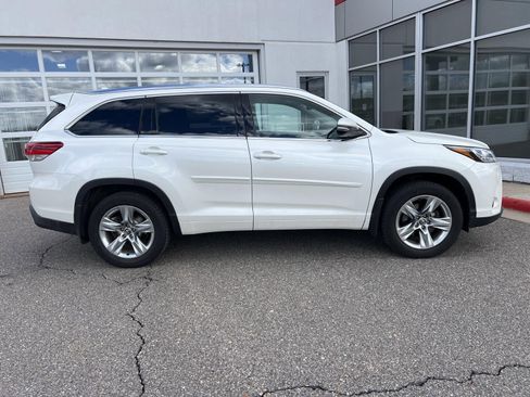 Used 2017 Toyota Highlander Limited AWD/4WD image 5