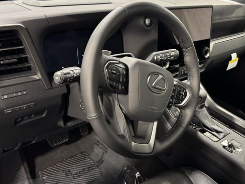 Used 2026 Lexus GX 550 w/ Accessory Package (2T) AWD/4WD image 13