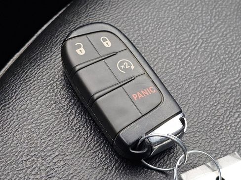 Used 2023 Jeep Compass Latitude image 32