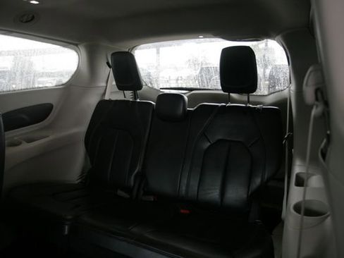 Used 2023 Chrysler Pacifica Touring-L image 32