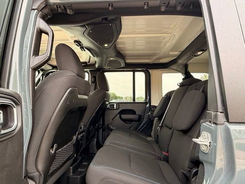 Used 2025 Jeep Wrangler Unlimited Rubicon 4xe w/ Safety Group AWD/4WD image 15