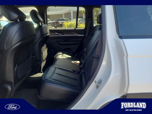 Used 2024 Jeep Grand Cherokee Limited w/ Luxury Tech Group II AWD/4WD image 17