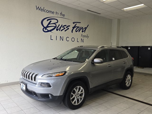 Used 2016 Jeep Cherokee Latitude w/ Cold Weather Group AWD/4WD image 1