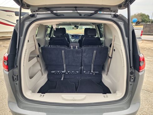 Used 2022 Chrysler Pacifica Touring-L image 6