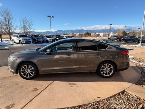Used 2017 Ford Fusion SE w/ Fusion SE Technology Package image 4