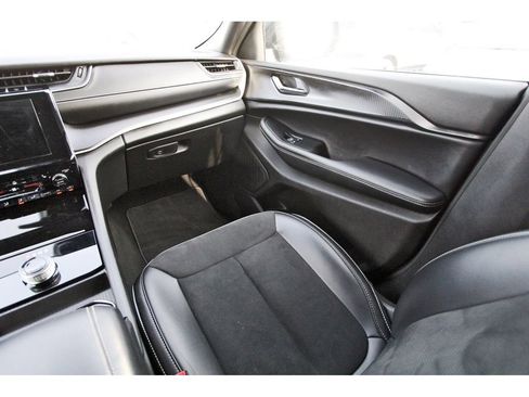 Used 2025 Jeep Grand Cherokee Altitude RWD image 14