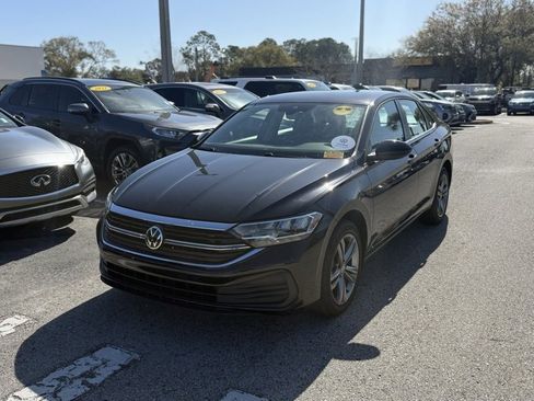 Certified 2022 Volkswagen Jetta SE image 3