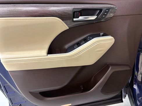 Used 2021 Toyota Highlander Limited image 17