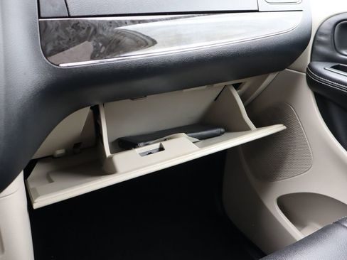 Used 2013 Chrysler Town & Country Touring image 36