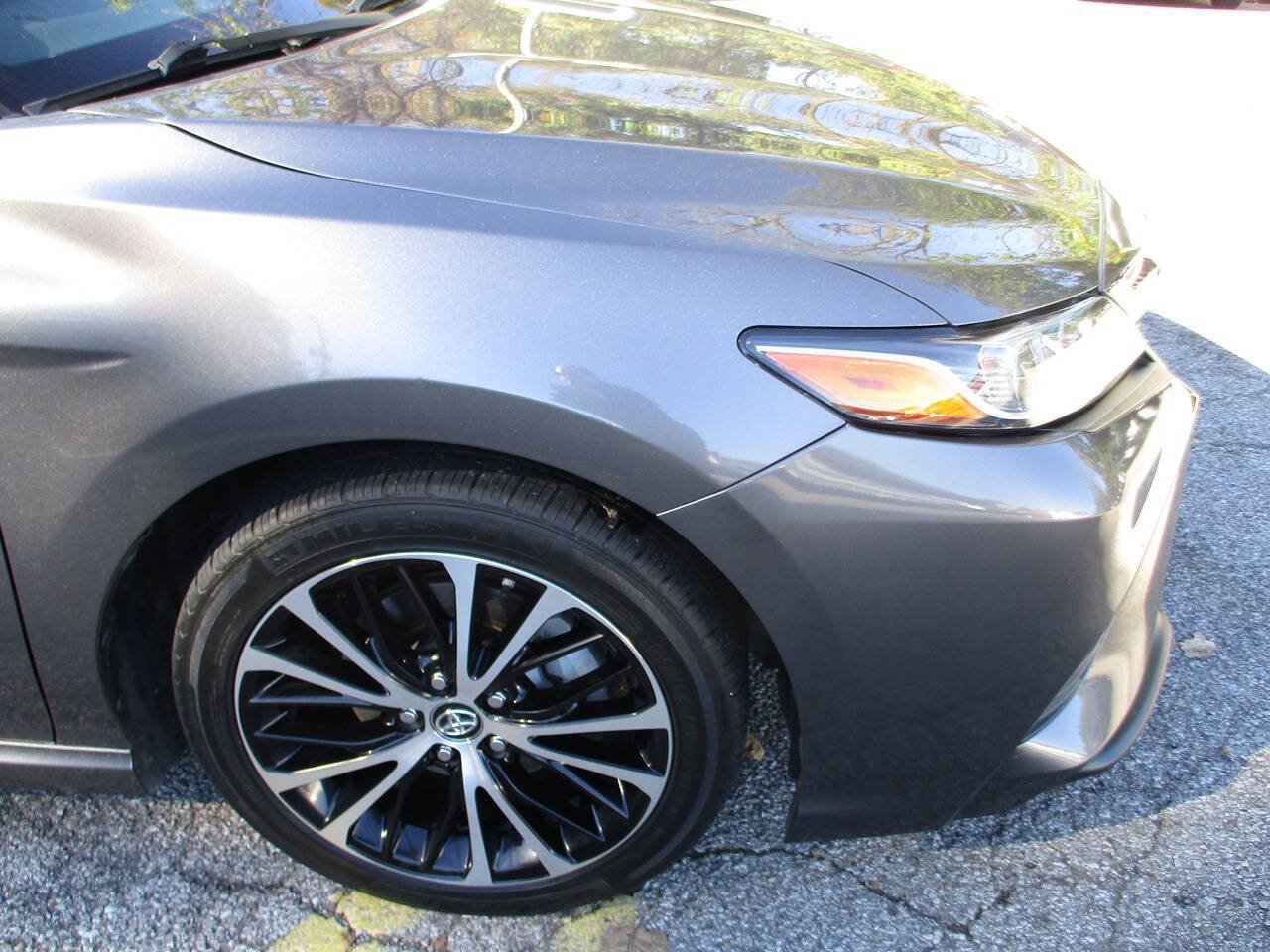Used 2018 Toyota Camry SE FWD image 23