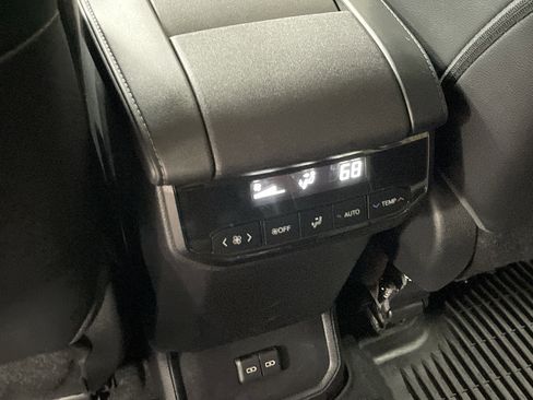 Used 2023 Toyota Highlander XLE FWD image 29