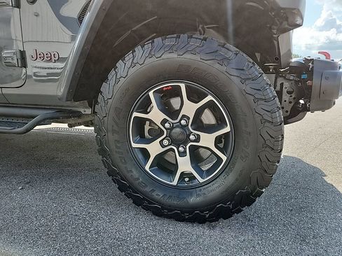 Used 2019 Jeep Wrangler Unlimited Rubicon w/ Dual Top Group AWD/4WD image 3