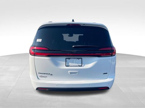 Used 2023 Chrysler Pacifica Touring-L w/ S Appearance Package AWD/4WD image 4
