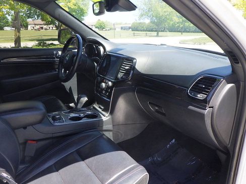 Used 2019 Jeep Grand Cherokee Overland AWD/4WD image 24