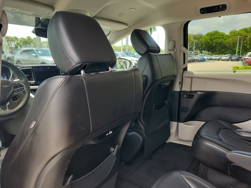 Used 2023 Chrysler Pacifica Touring-L FWD image 16