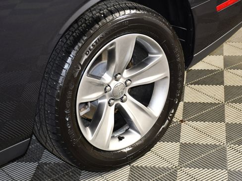 Used 2016 Dodge Challenger SXT RWD image 29