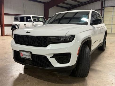 Used 2023 Jeep Grand Cherokee Altitude AWD/4WD image 3