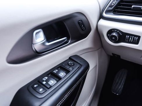 Used 2022 Chrysler Pacifica Touring-L w/ Uconnect Theater Family Group FWD image 47