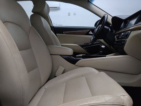Used 2019 Kia Cadenza Technology image 21