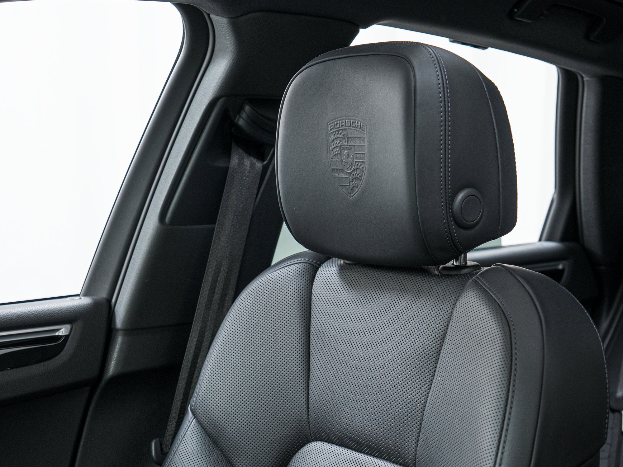 Certified 2023 Porsche Macan AWD/4WD image 17