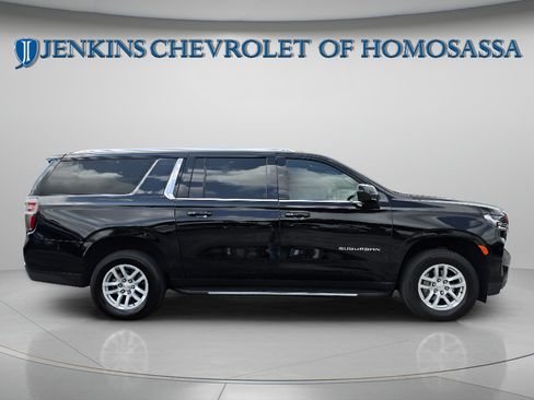 Used 2024 Chevrolet Suburban LT RWD image 3
