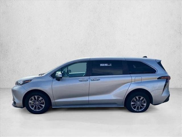 Used 2025 Toyota Sienna LE FWD image 8