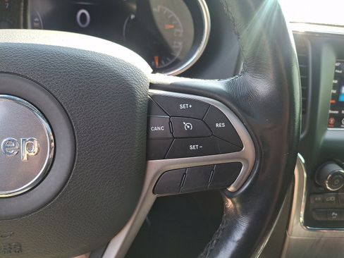 Used 2020 Jeep Grand Cherokee Laredo AWD/4WD image 22