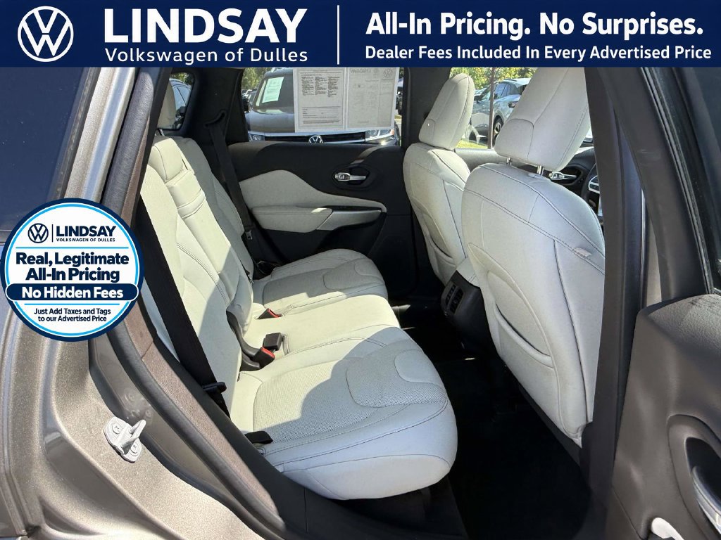 Used 2017 Jeep Cherokee Overland w/ Technology Group FWD image 12
