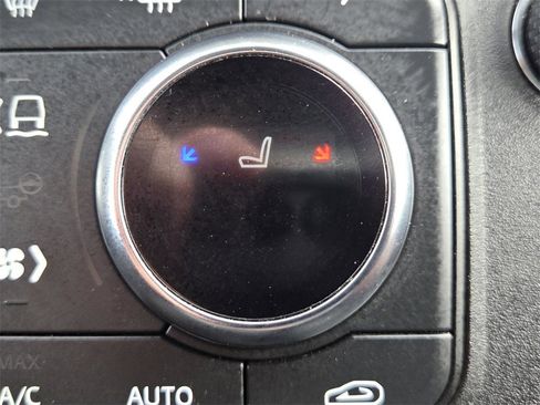 Used 2024 Land Rover Defender 130 X-Dynamic SE image 7