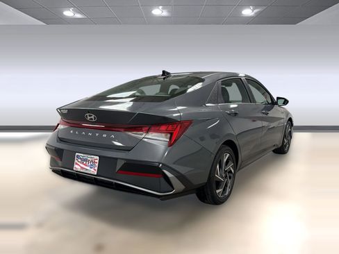 Used 2025 Hyundai Elantra SEL FWD image 8