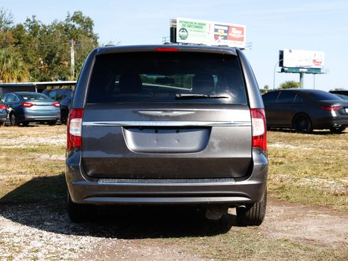 Used 2016 Chrysler Town & Country Touring image 7