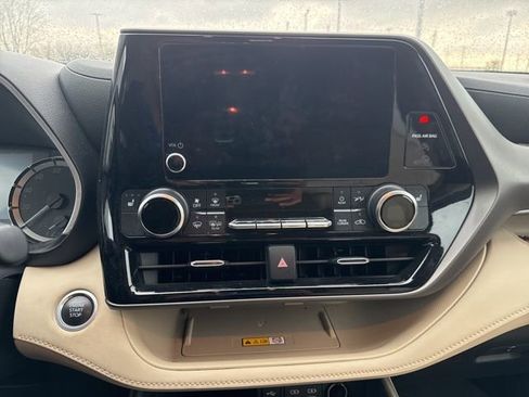 Used 2024 Toyota Highlander XLE image 20