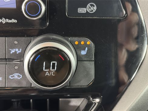 Used 2021 Toyota Highlander XLE AWD/4WD image 25