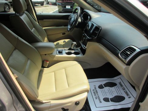 Used 2019 Jeep Grand Cherokee Limited w/ Trailer Tow Group IV AWD/4WD image 14
