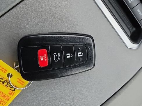 Used 2020 Toyota Highlander XLE AWD/4WD image 14