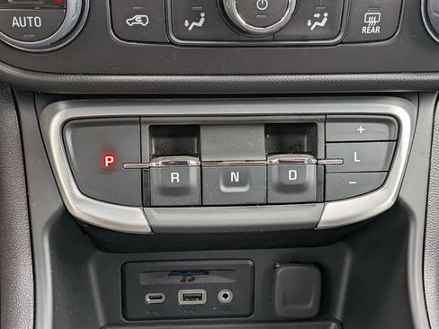 Used 2024 GMC Terrain SLT image 25