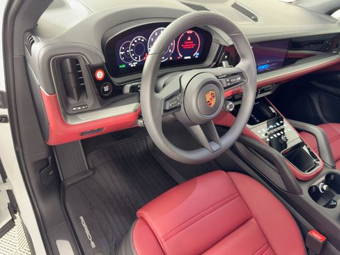 Certified 2026 Porsche Cayenne AWD/4WD image 4