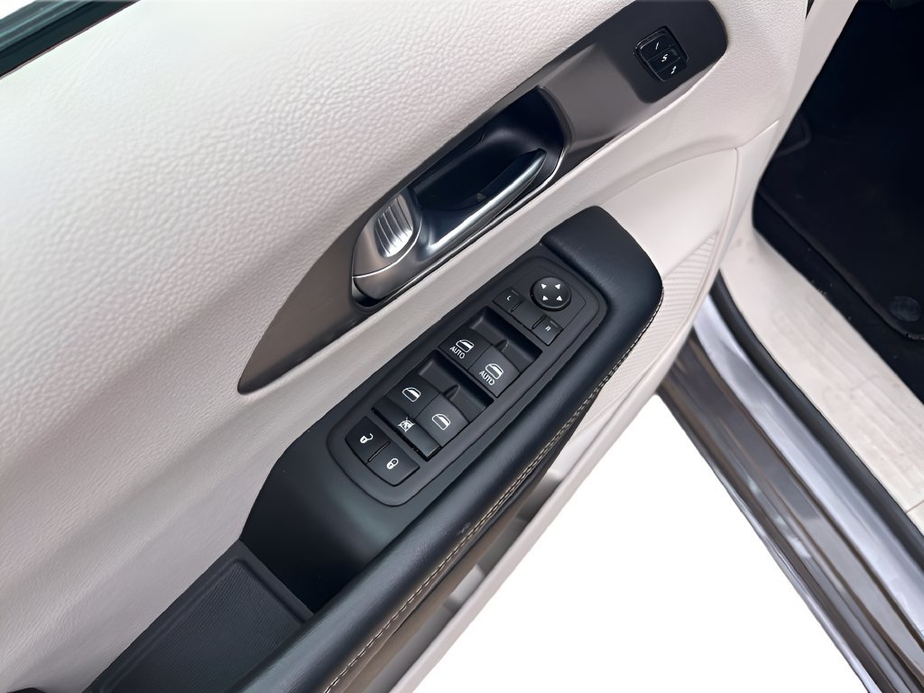 Used 2023 Chrysler Pacifica Touring-L FWD image 13