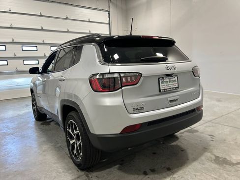 Used 2025 Jeep Compass Limited AWD/4WD image 8