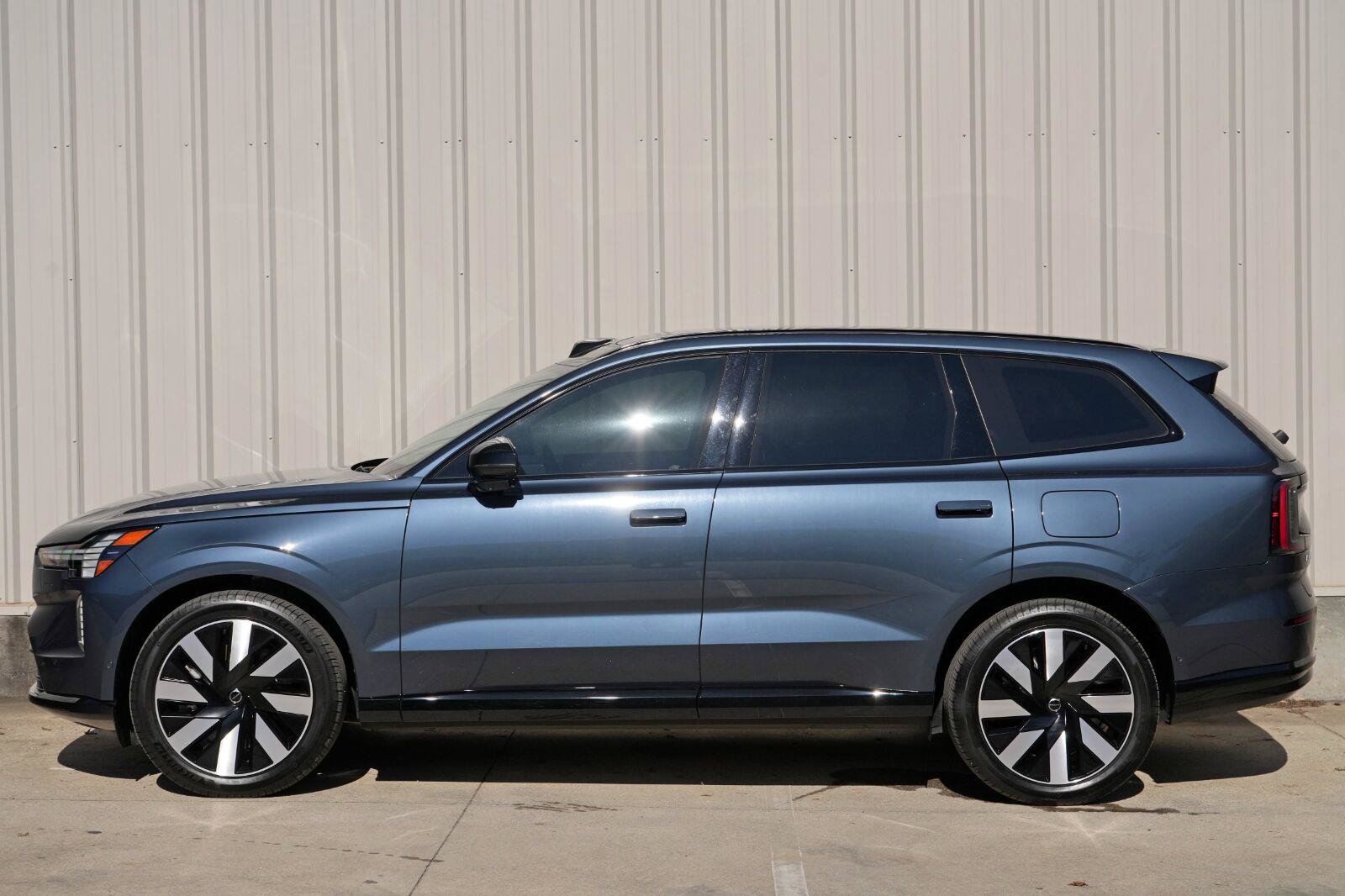 Used 2025 Volvo EX90 Ultra AWD/4WD image 45