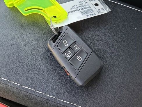 Used 2023 Volkswagen Tiguan SE w/ Panoramic Sunroof Package FWD image 28