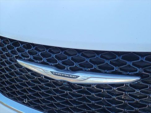 Certified 2025 Chrysler Pacifica Select FWD image 5
