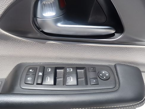 Used 2023 Chrysler Pacifica Touring-L FWD image 15