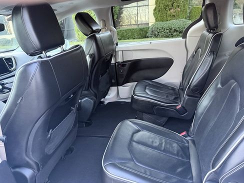 Used 2022 Chrysler Pacifica Limited FWD image 24